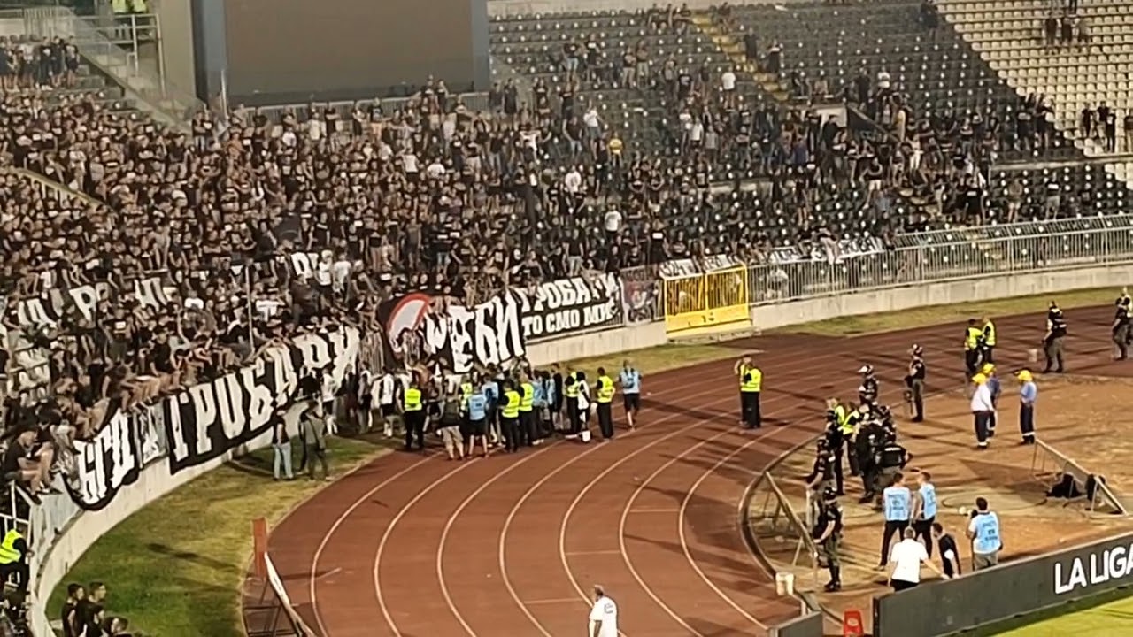 PARTIZAN-AEK GROBARI POSTROJAVAJU IGRAČE I TRAŽE DA PEVAJU PROTIV UPRAVE
