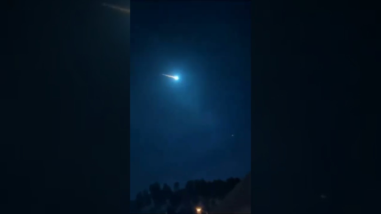 Olha que lindo esse Meteoro registrado no fds, em Goi&aacute;s 🤩 #shorts #astronomia #meteoro