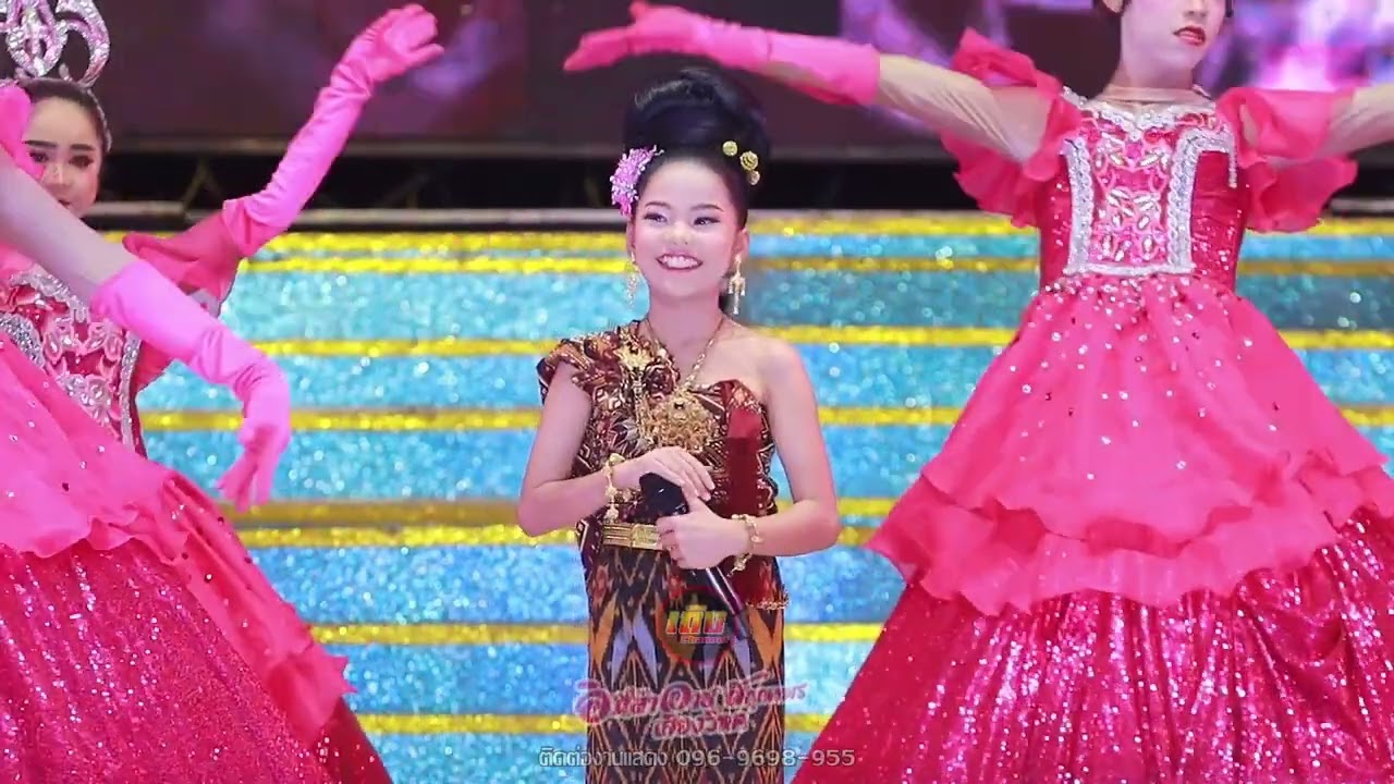 อิหล่าอ่ะอายเกือบขึ้นเวทีไม่ทัน ชุดใหม่สวยมาก ผ้าไหมไทยแพรวา