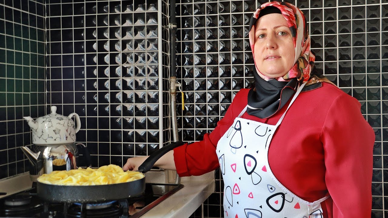 Mutfağında hazırlıyor, siparişlere yetişemiyor