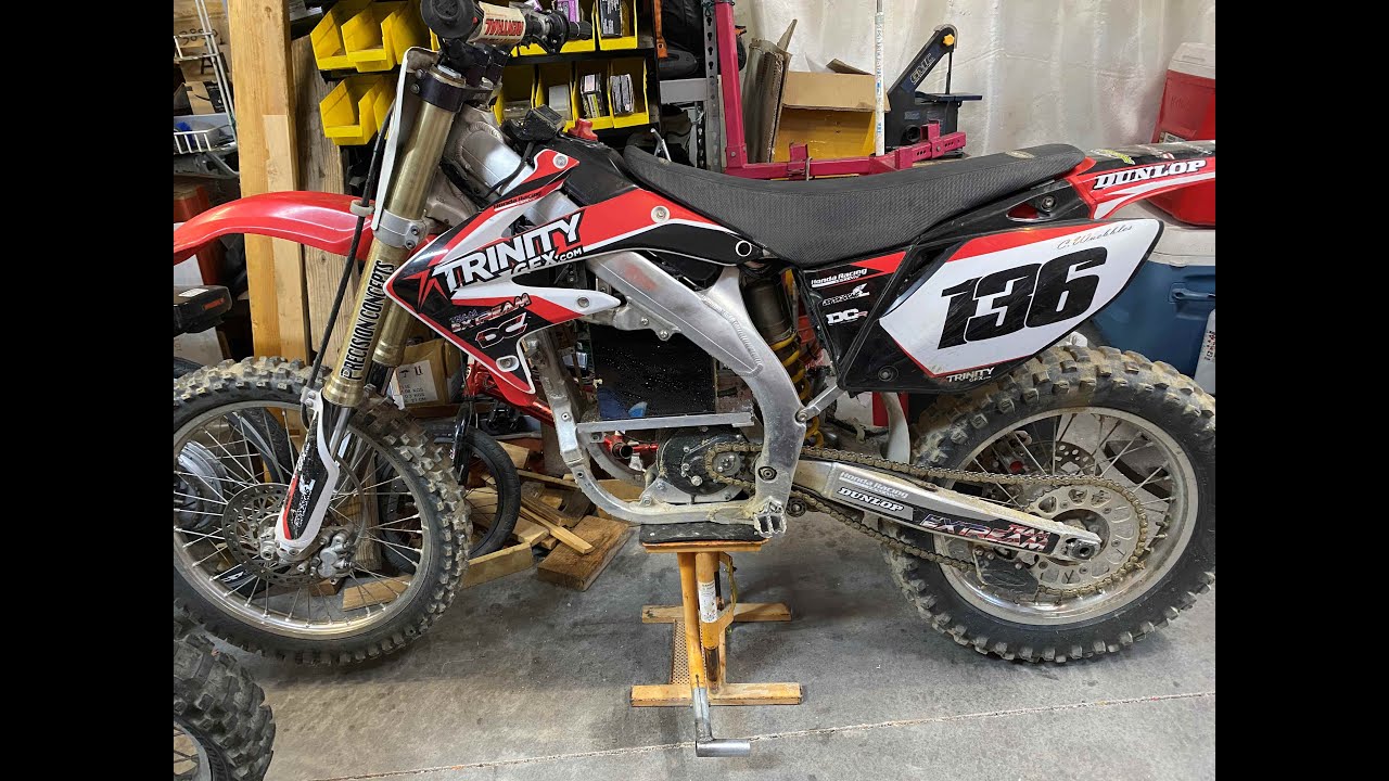 Steve's new Electric bike at Glen Helen. Scott Panning piloting, Don Cox Chasing