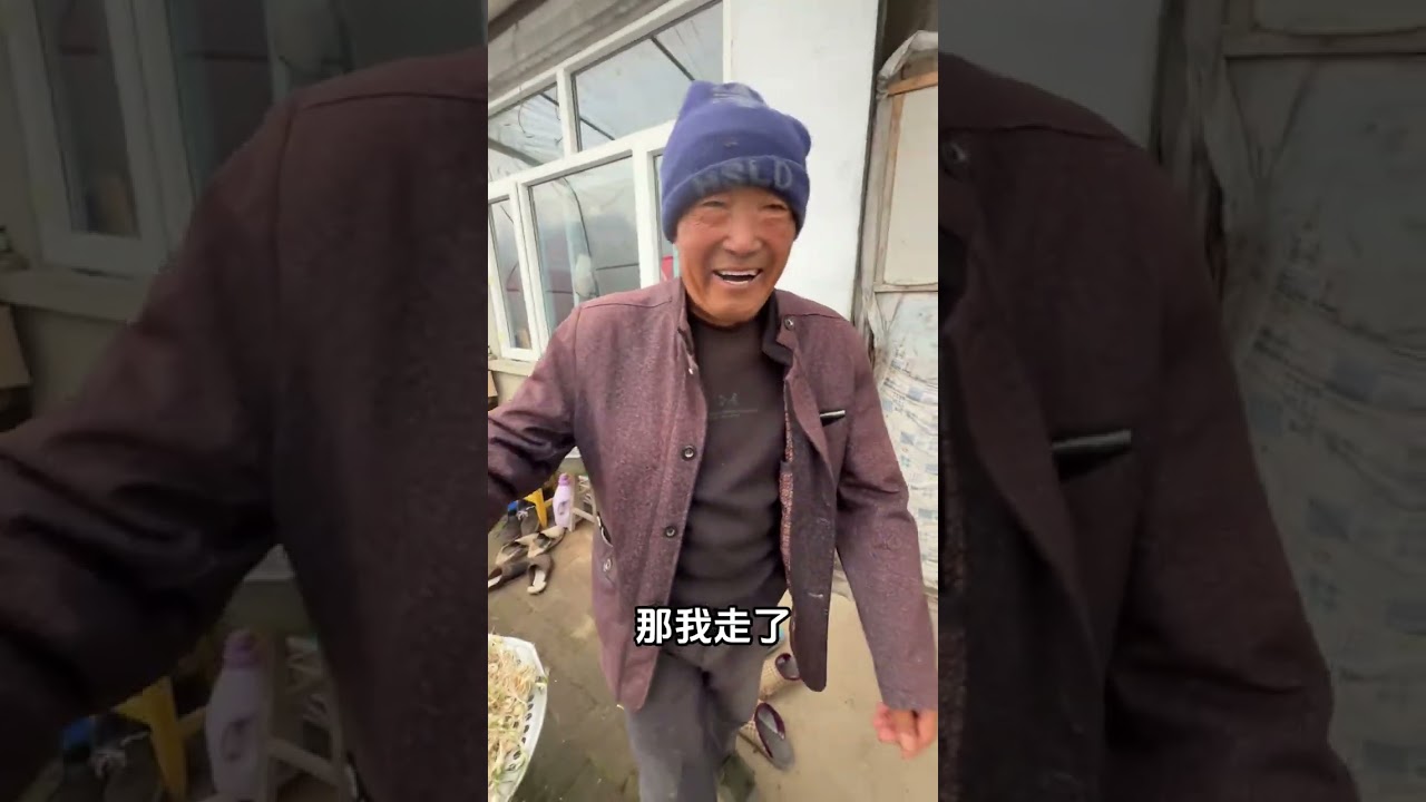 今天下雪了，去整点小咸菜：萝卜、芥菜樱子和辣椒，小根蒜大爷冒着大雪给我一捆大葱。#我的农村生活 #记录真实生活 #咸菜 #东北的冬天 #东北人