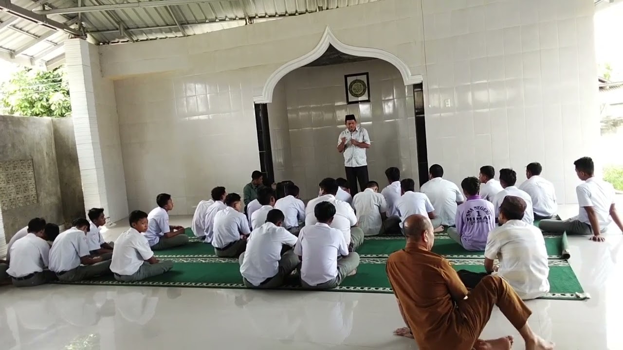 Ceramah agama Islam Setelah Dzuhur Berjamaah di Mushola SMA Negeri 1 Hinai 
