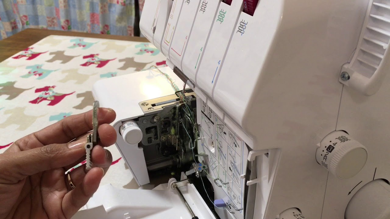 Как заменить лезвие ножа на оверлоке | Abi’s Den ✂️