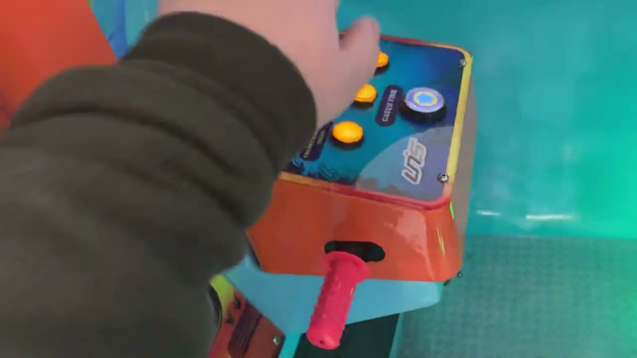 Unis submarine kiddie ride (vid from 2020) please comment