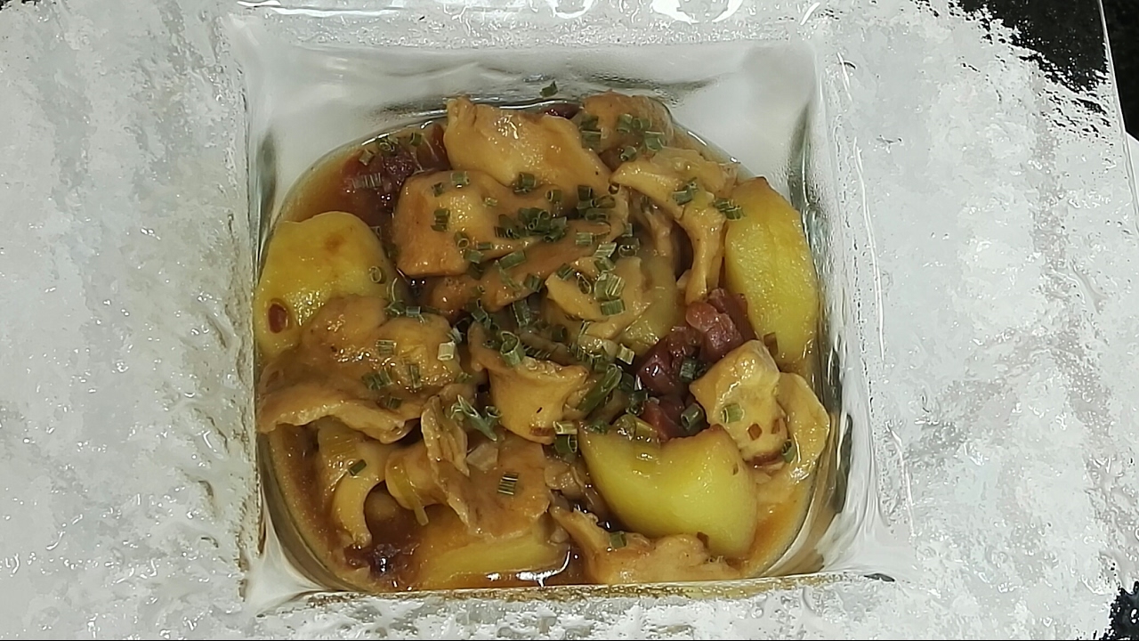 Setas lengua de vaca con patatas y jamon iberico