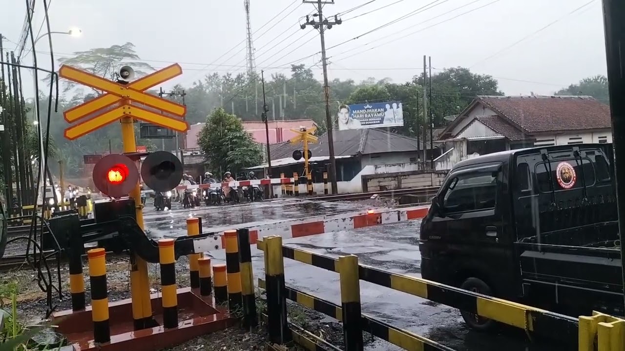 RAILWAY CROSSING||KA BANGUNKARTA||PALANG PINTU KERETA API INDONESIA 