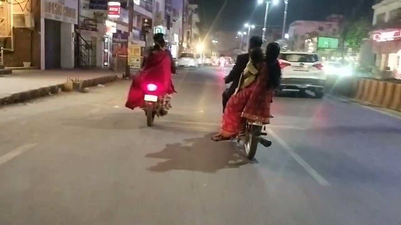 बनारस के सारनाथ एरिया में रात के सुनसान रोड पर ।#सारनाथ#वाराणसी#बनारस #viral #video#viralvideo#गंगा 