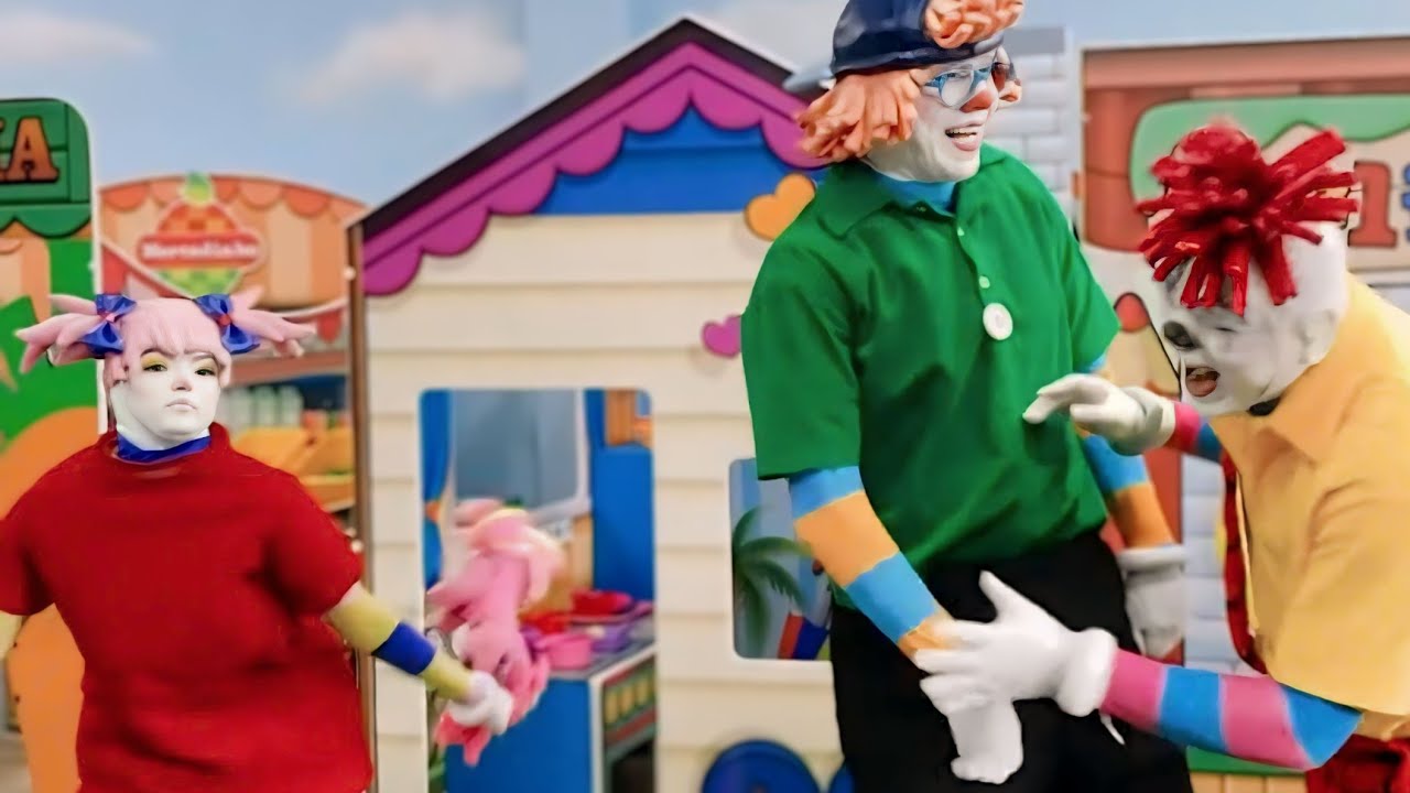 Pakaraka finge e brinca de imitar a Mônica