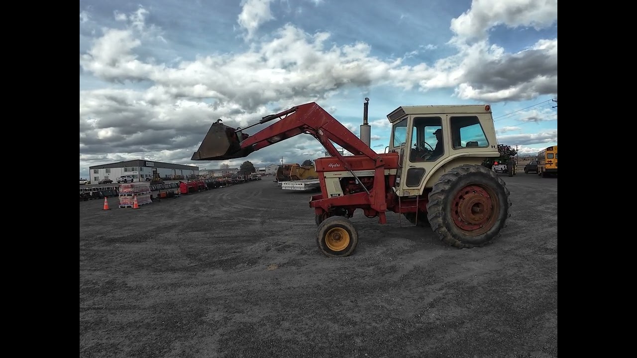 1973 International 1066 Tractor w/ Loader