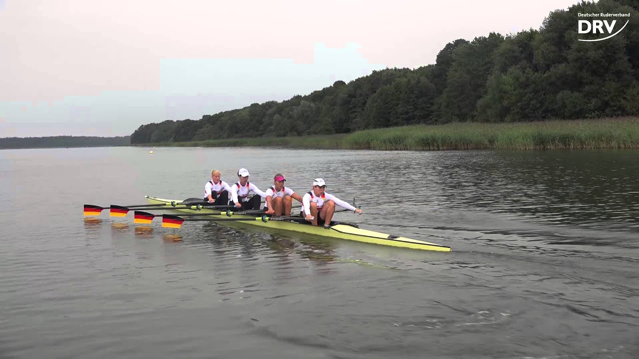 Der Frauen-Doppelvierer in der Vorbereitung auf die WM 2015 in Aiguebelette