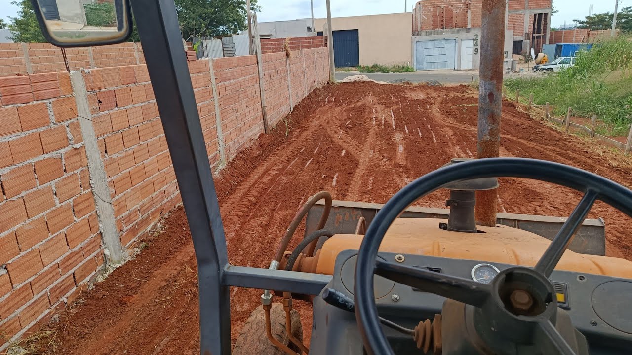 Limpeza e nivelamento de um terreno de 200 MTS.lugar apertado.