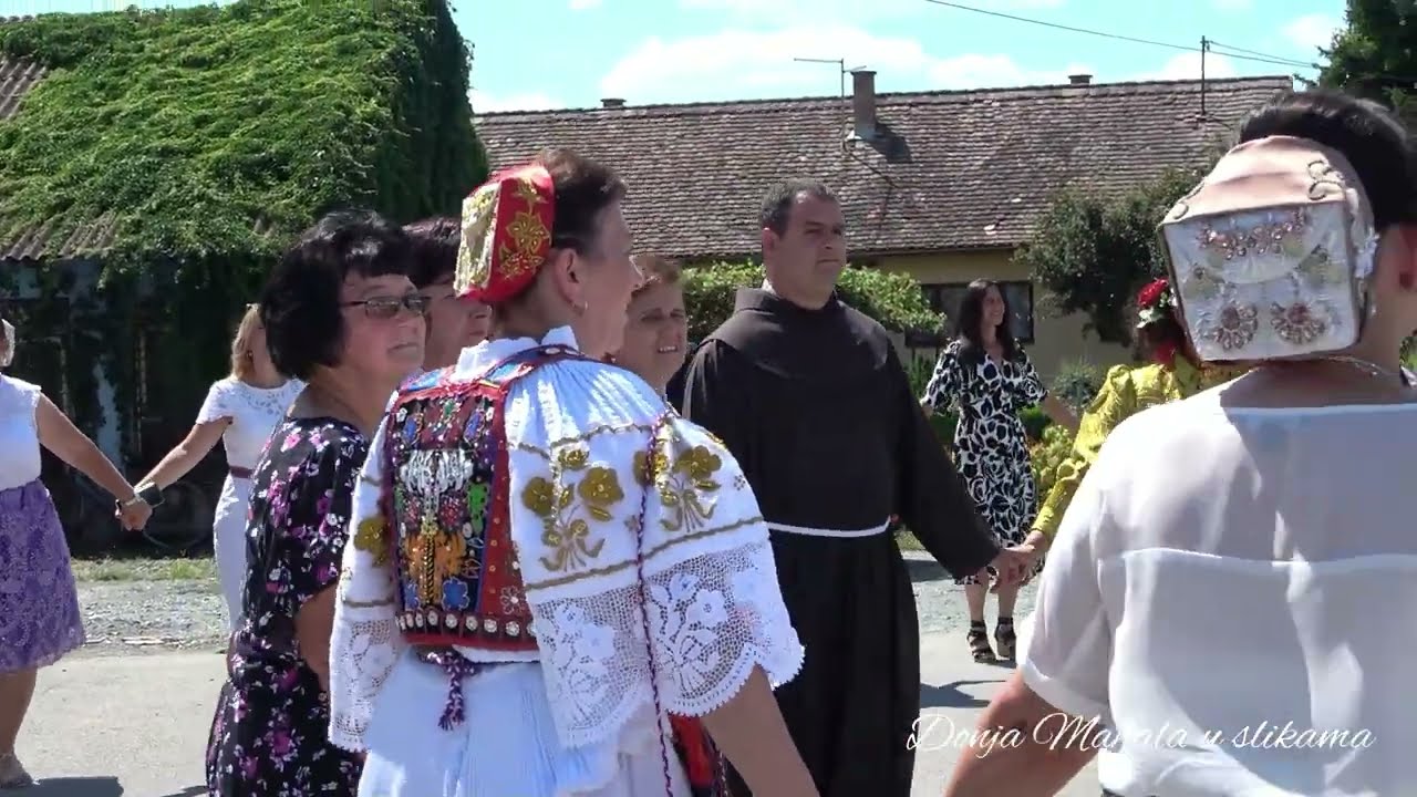 Kolo u Matićima na fešti povodom prvog dolaska biskupa mons. Ive Martinović u rodnu mu župu.