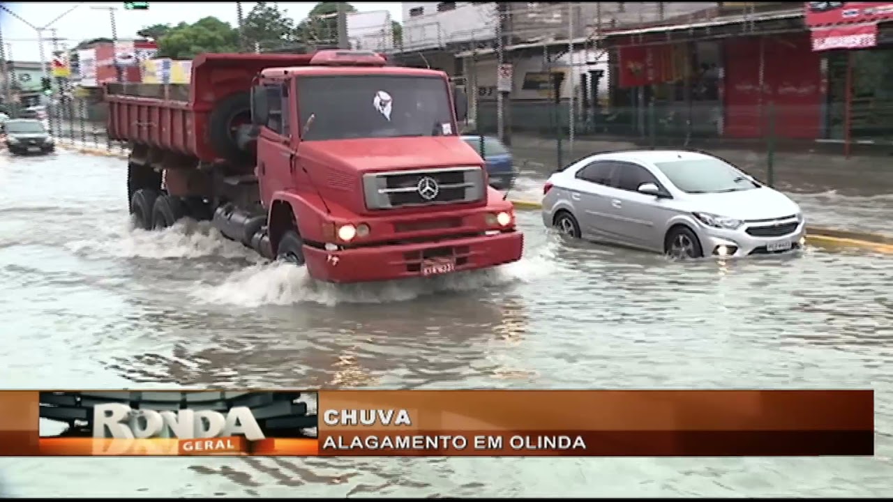 Chuva forte causa alagamentos em Olinda