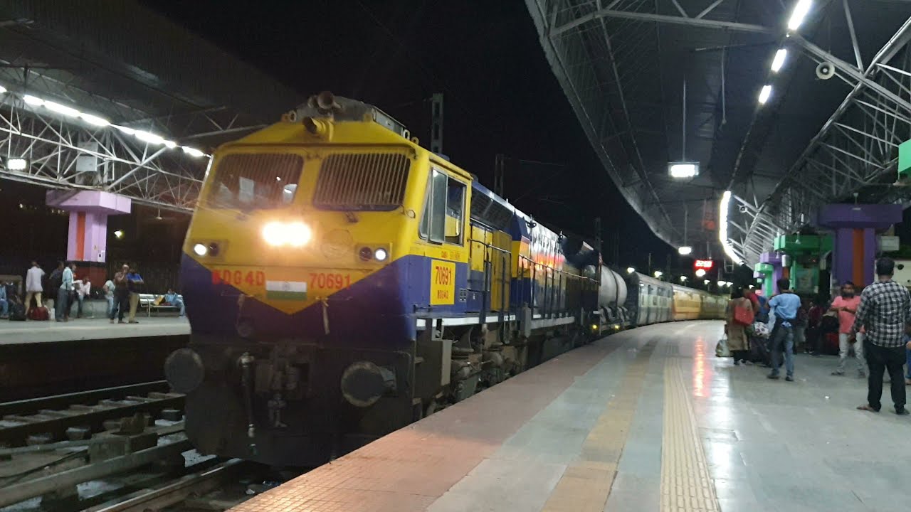 02834/Howrah - Ahmedabad SF Special entering at Howrah Junction, Indian Railways Video 4k ultra HD