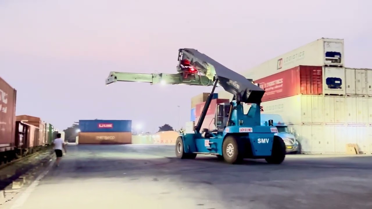 Xe nâng, xe xúc, truck hoạt động làm việc trong ga tàu lửa và thi công trên đường…