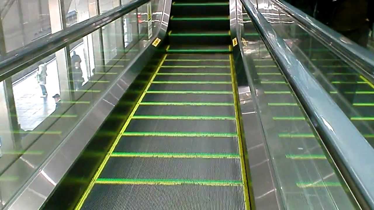 踊り場のあるエスカレーターの上がり・大阪駅