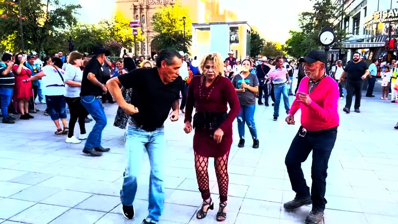 Y la chona💃 se mueve😲  al ritmo que le toquen! y buena  para la quebradita!😲