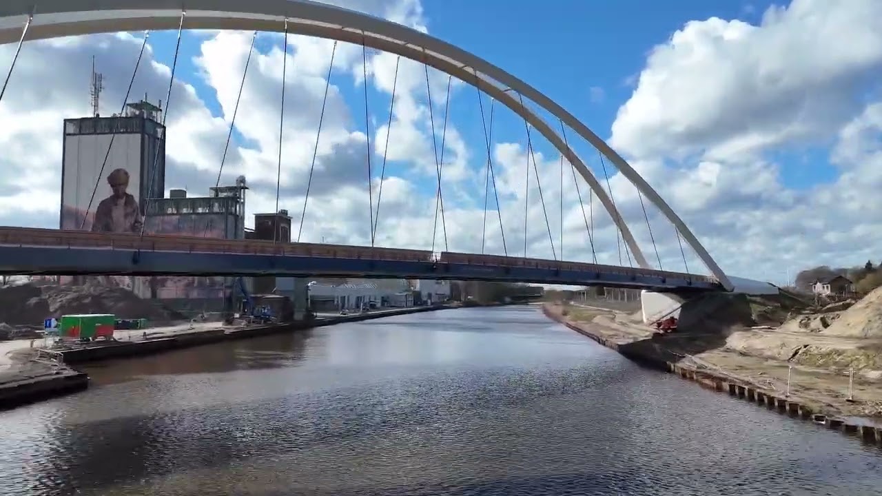 De nieuwe brug over het Twente kanaal en de omgeving in Lochem. 