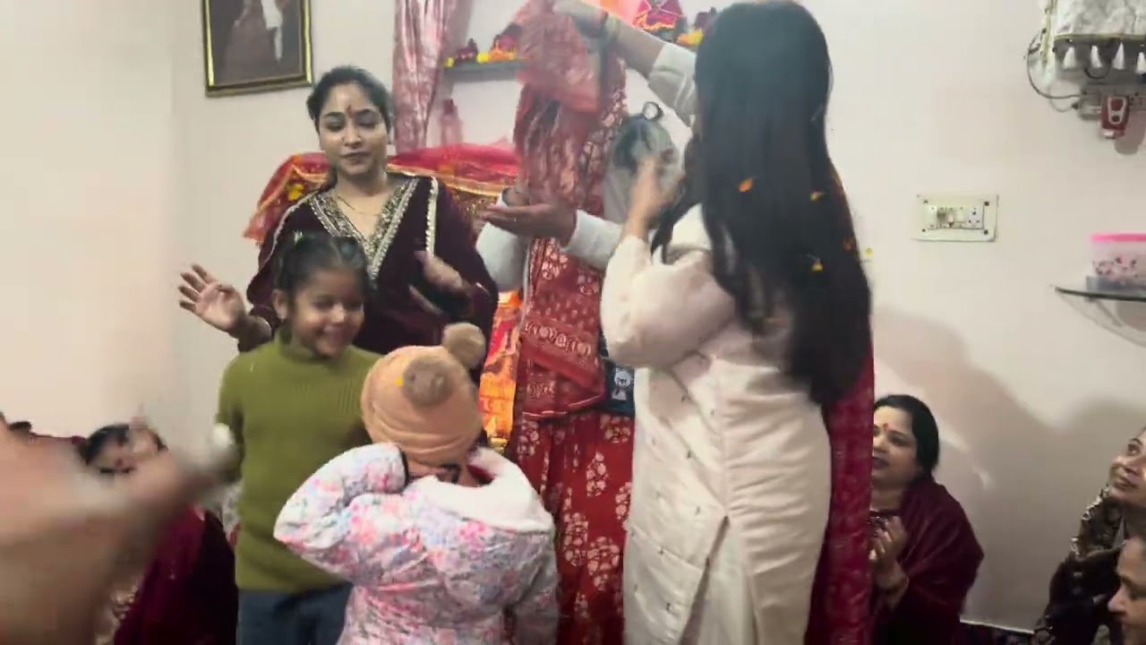 Ghar me hua kirtan in basic style with family 