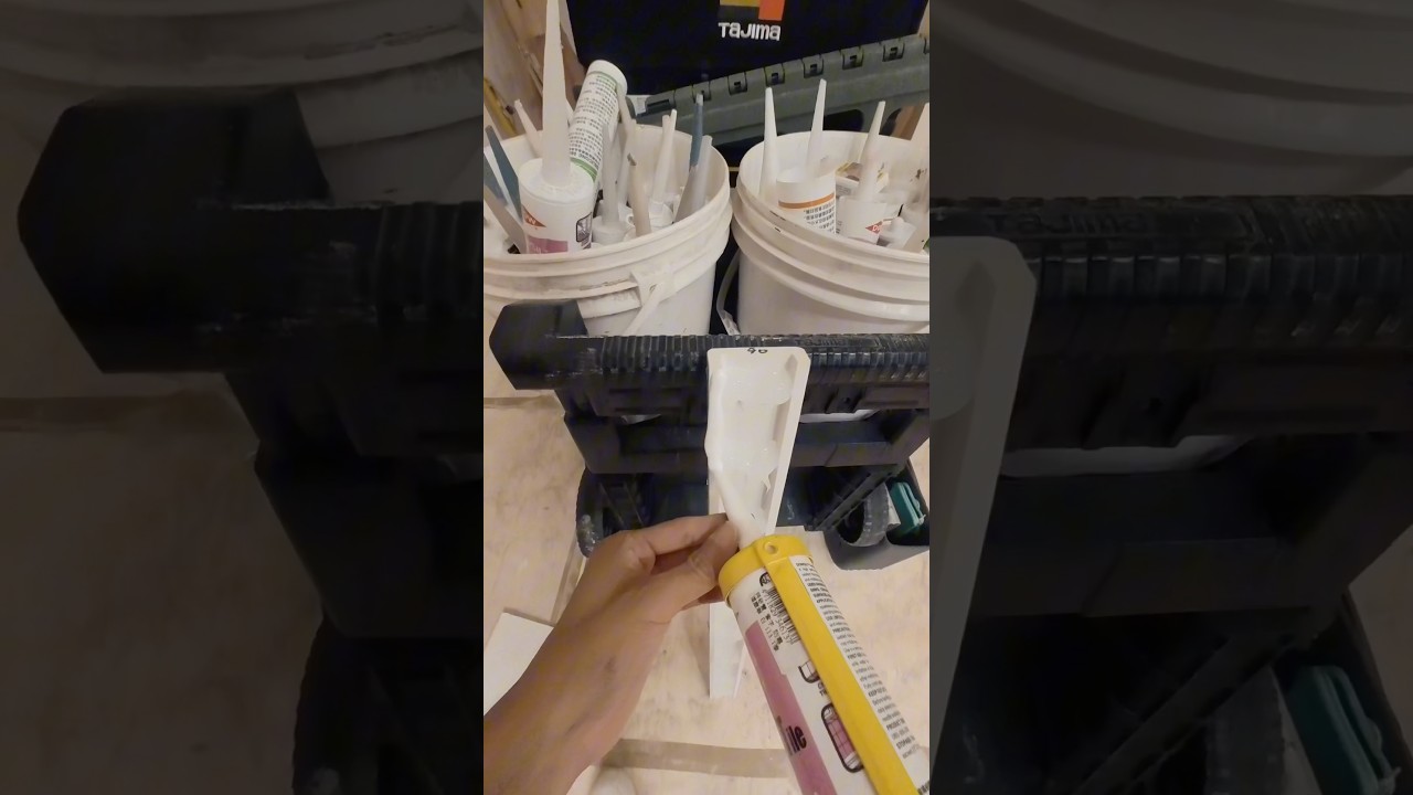 第一人稱帶你⋯⋯⋯⋯黏門檻#caulk #silicone #caulking #矽利康 #浴室 #乾濕分離 #淋浴拉門 #第一视角 #第一人稱