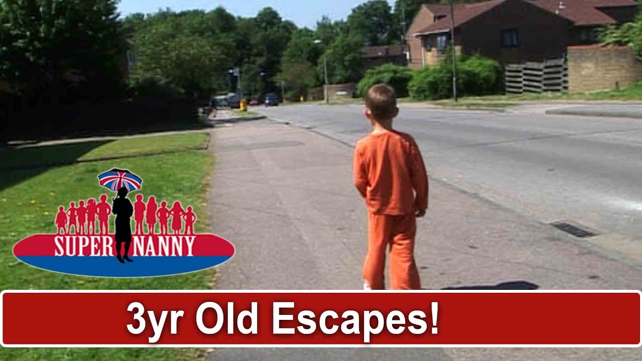 3yr Old Runs Out Of The House While Mum's On The Phone | Supernanny