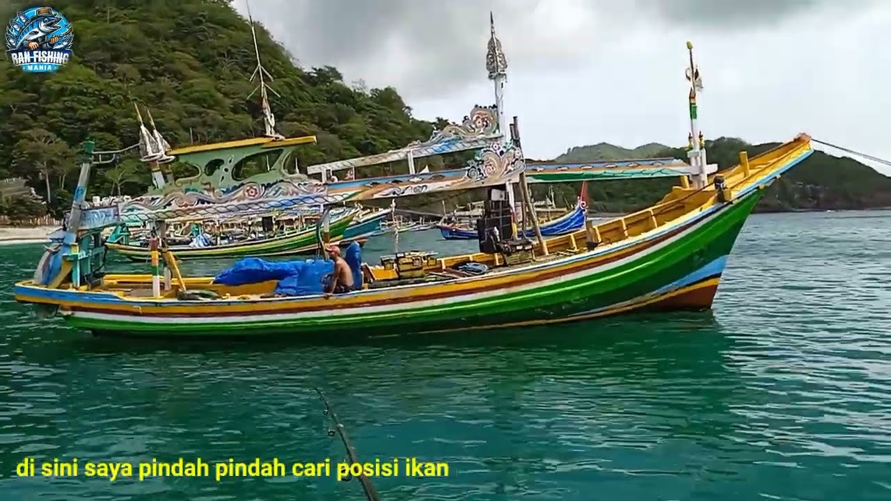mancing di atas perahu nelayan saat ikan pada kumpul di bawah perahu