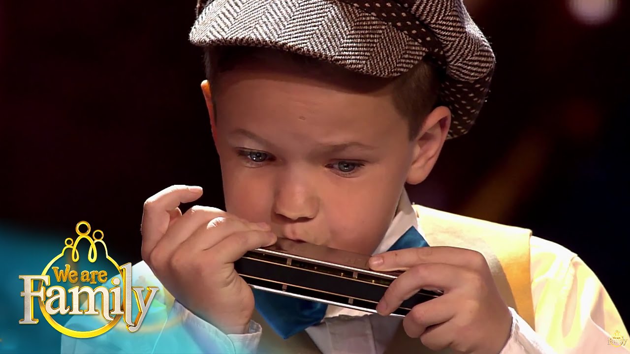 10-jarige Brian speelt Baantjer op de mondharmonica | We Are Family 2015 | SBS6