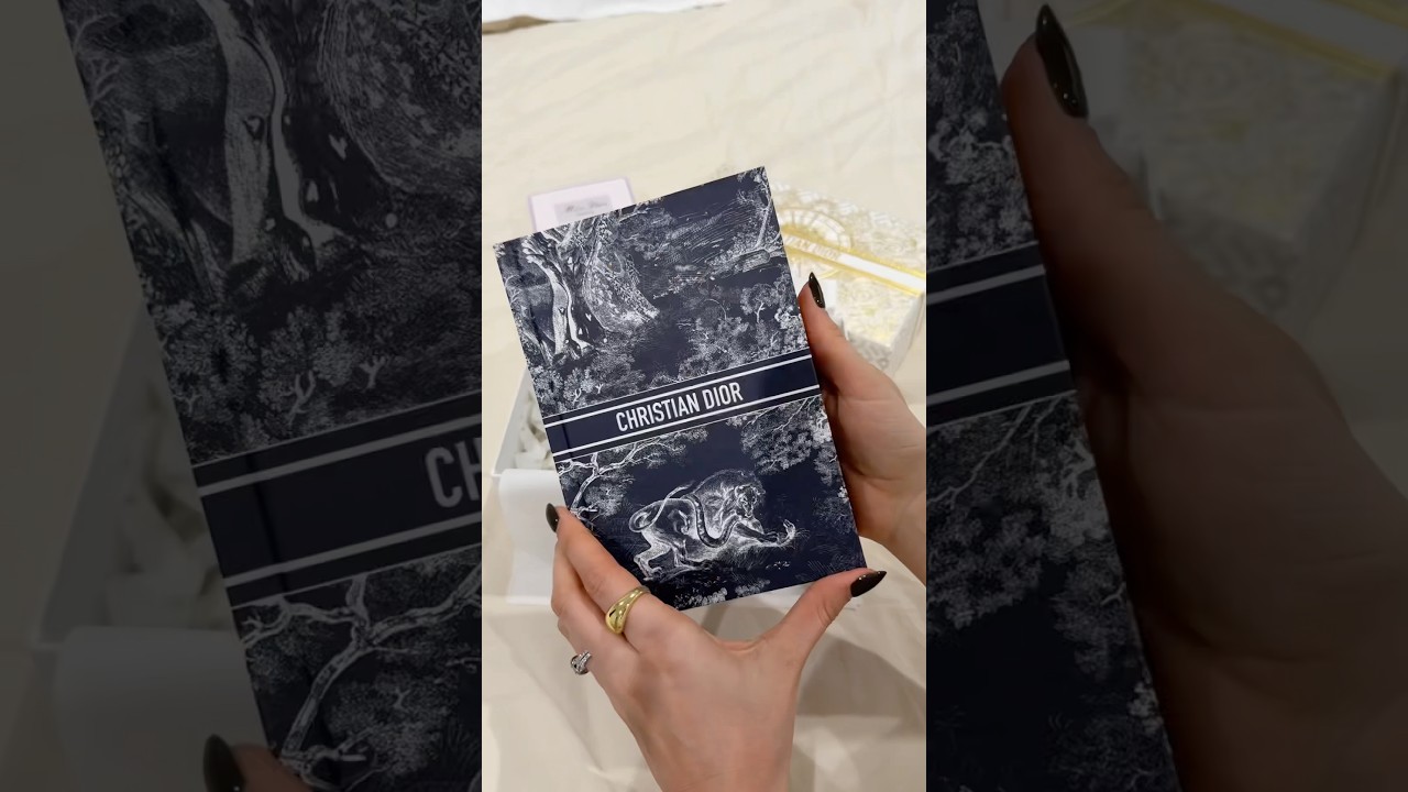 Dior Beauty Holiday Unboxing: Dior Notebook, free mini perfumes, custom Miss Dior #diorunboxing