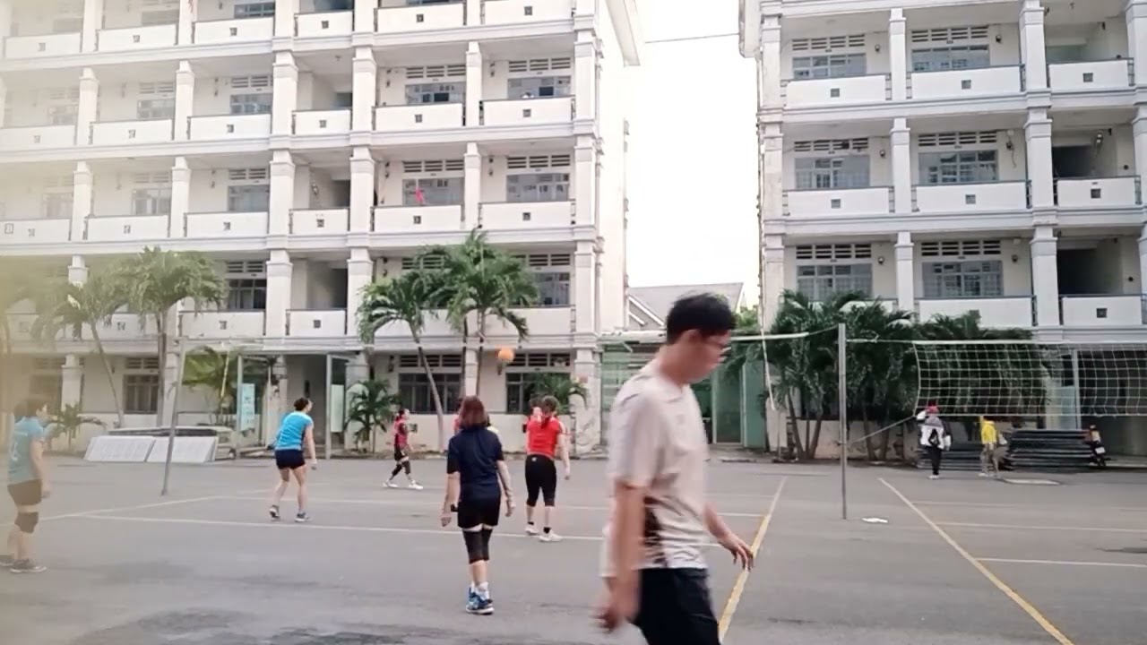 Bóng chuyền hơi sáng cùng chị em