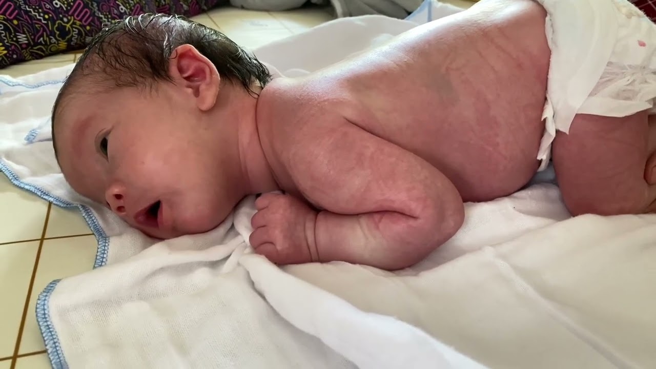 Lần đầu tiên Bông Hoa được massage sơ sinh