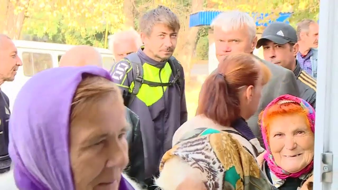 Волонтеры из Татарстана готовят еду на полевой кухне и развозят жителям города Лисичанск в зоне СВО