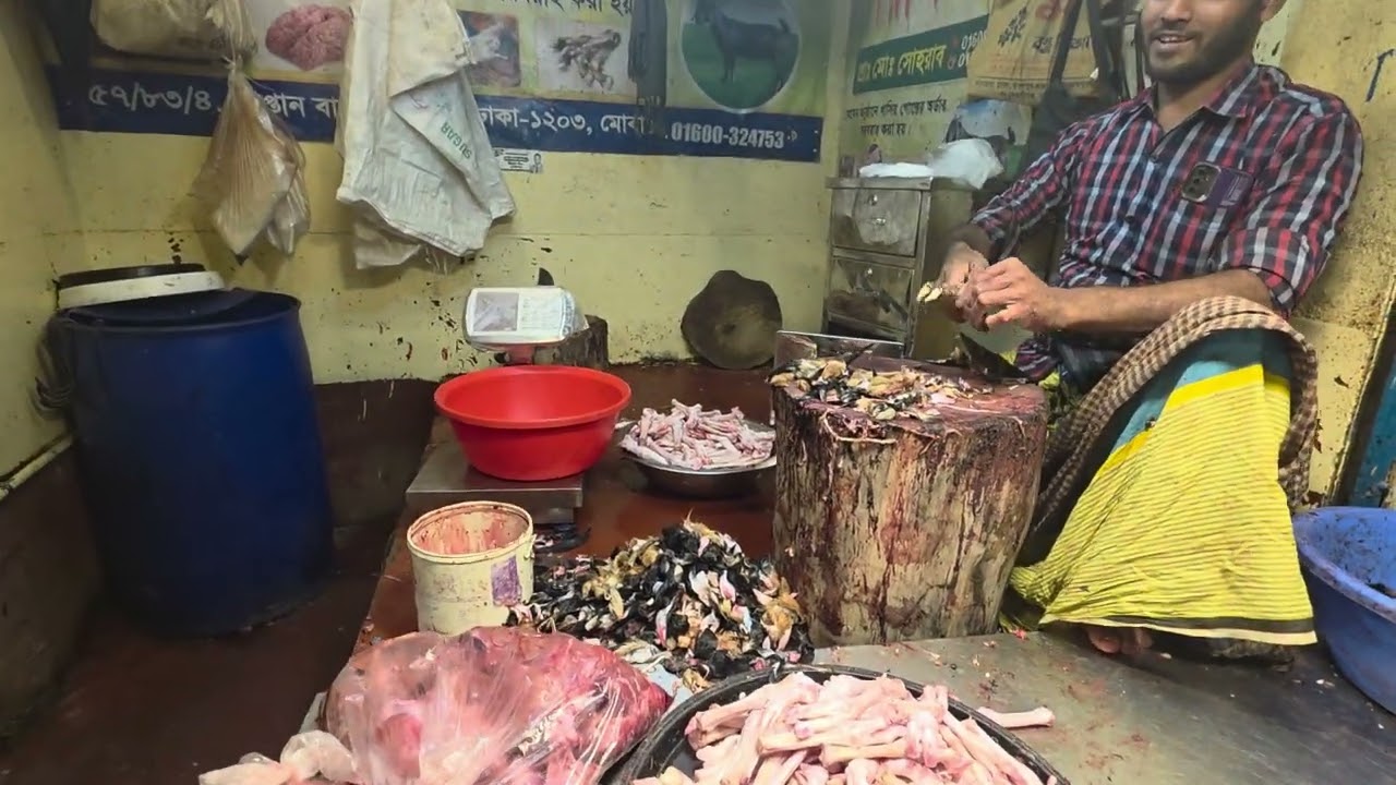 এই বাজারের সবকিছুই পাওয়া যায়