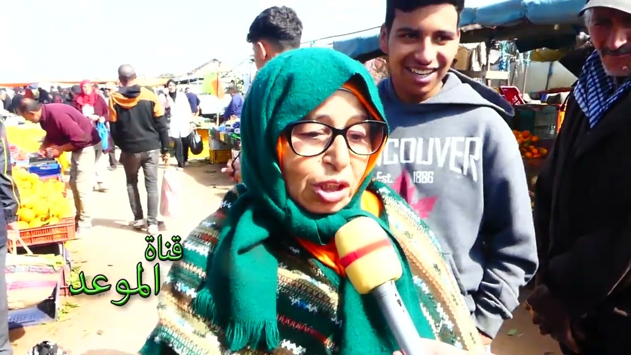 نبكي على خاطرني بنت تونس ، تمشي للعطار  مايحبش يعطيني الزيت و السكر وصلت نطيب بالماء