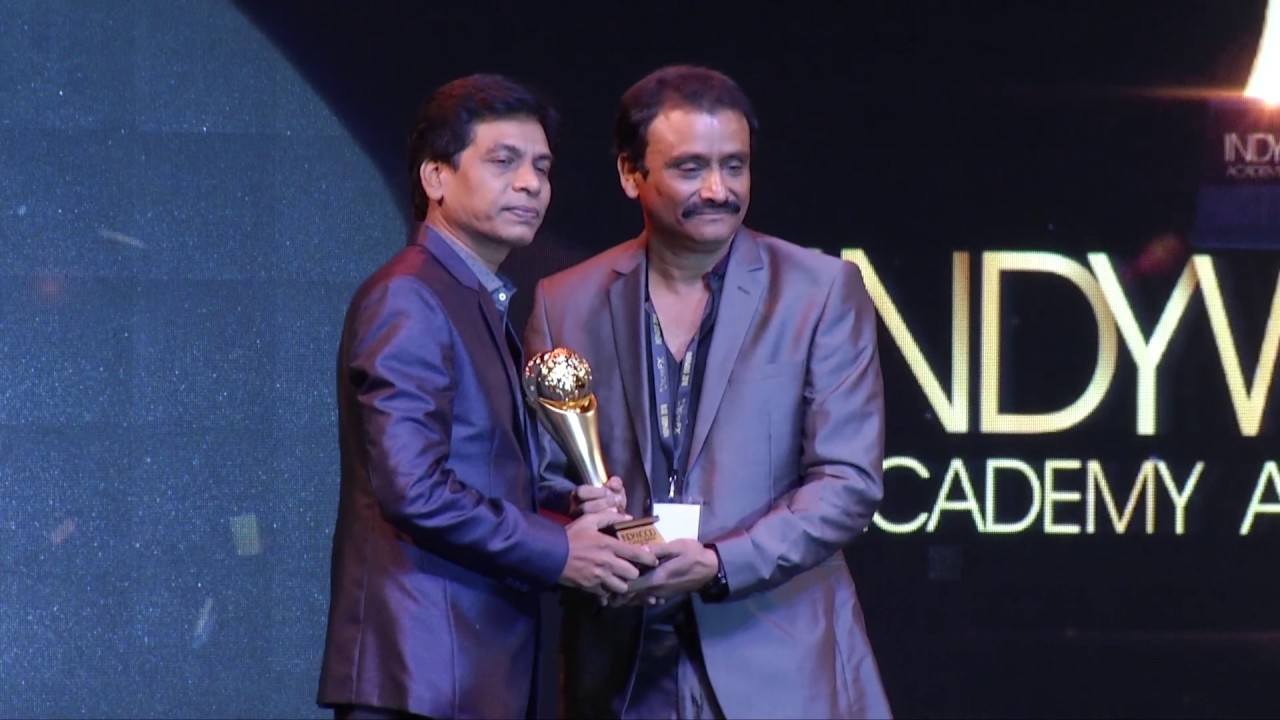 Shekhar Astitwa recieving Indywood Academy Awards 2018 for Best Lyrics