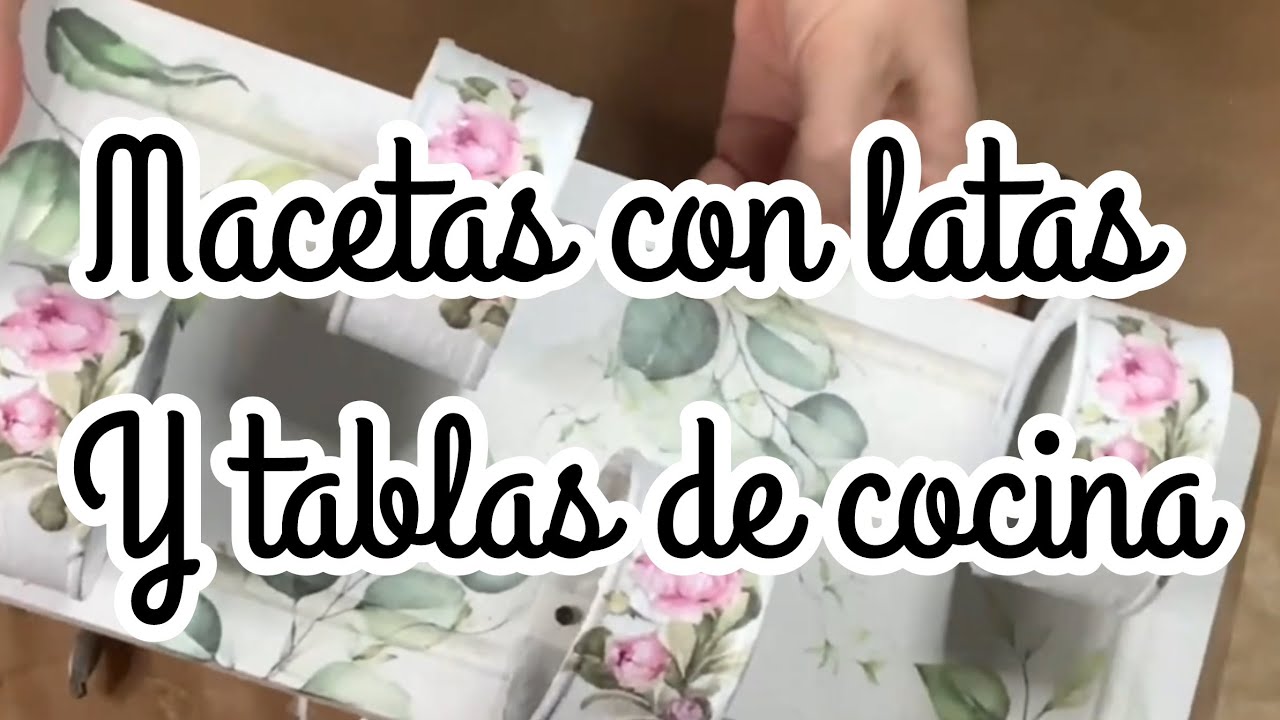 Macetas con latas y tablas de cocina