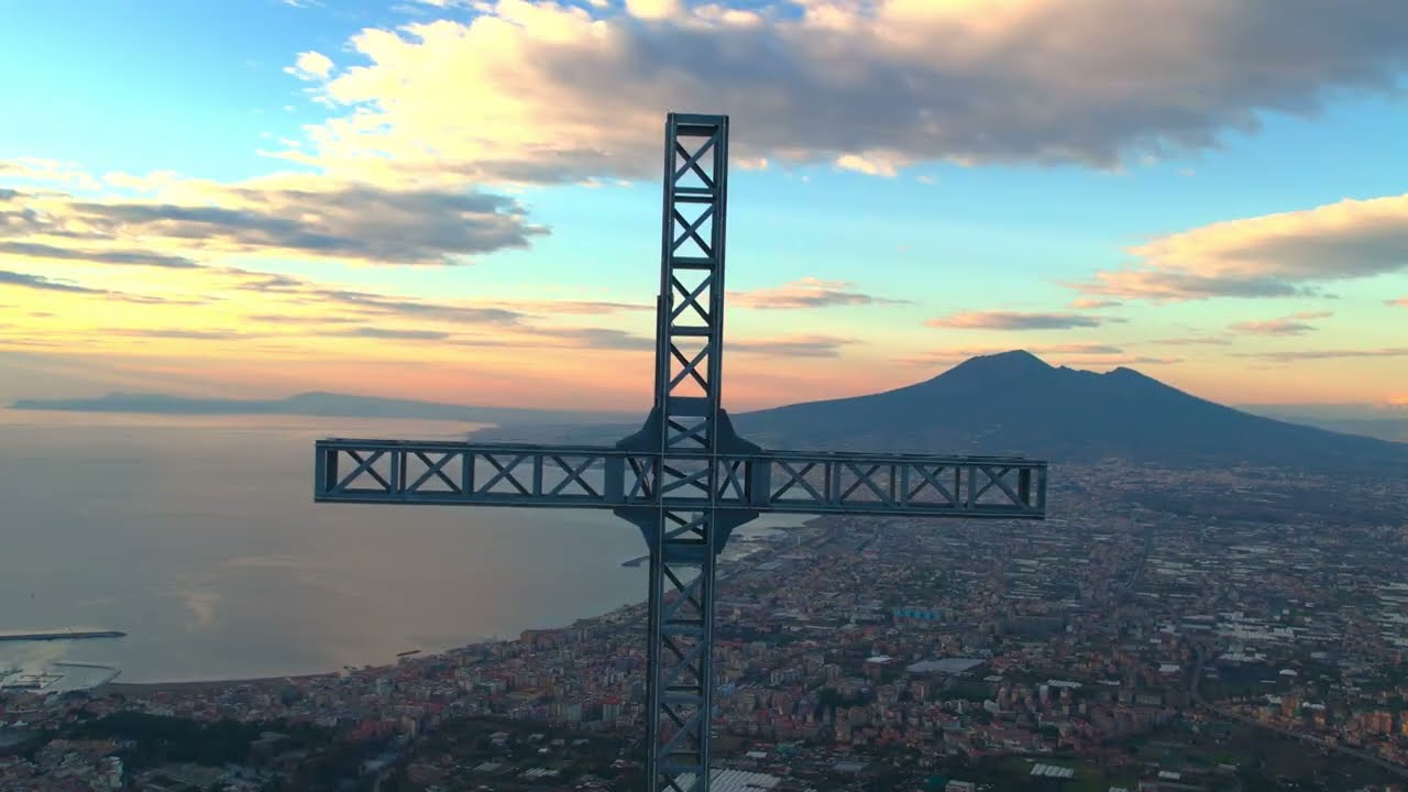 Monte Pendolo Pimonte - Croce -illuminata 4k HDR Monte Pendolo Pimonte - NAPLES Illuminated cross