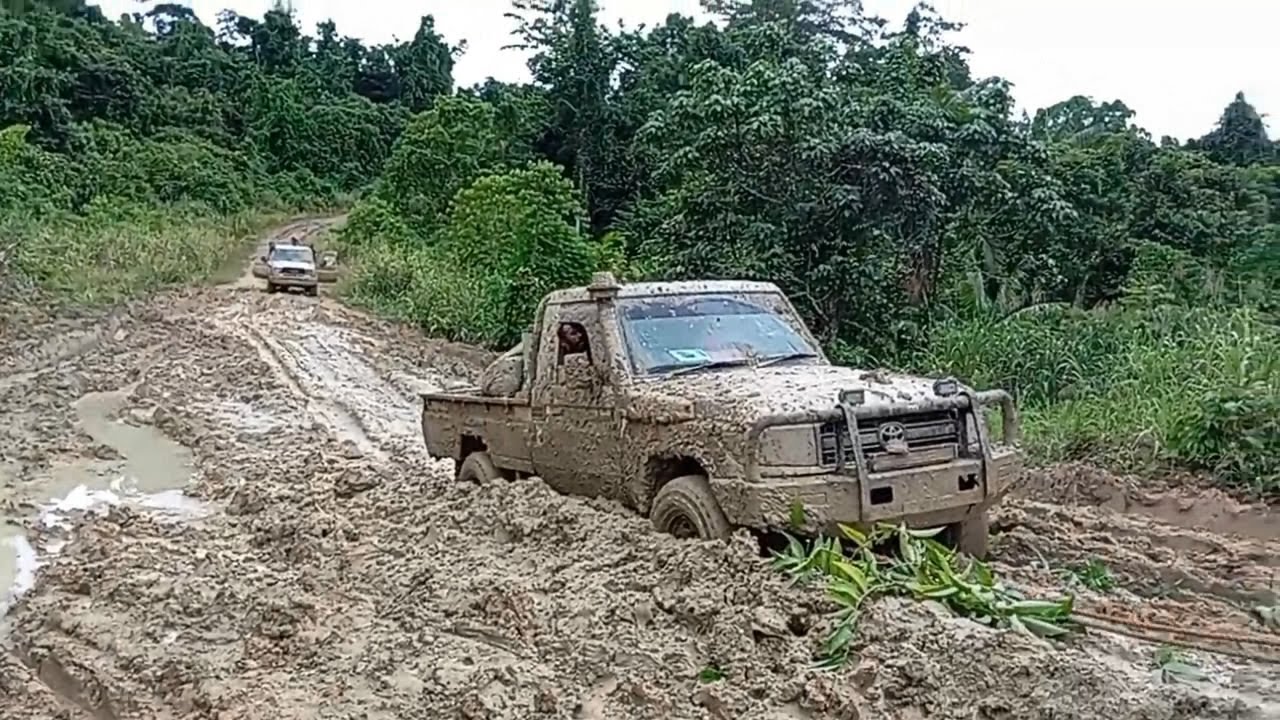 Land Cruiser 70 Series In Mud Track - Pickup Truck In Mud Route
