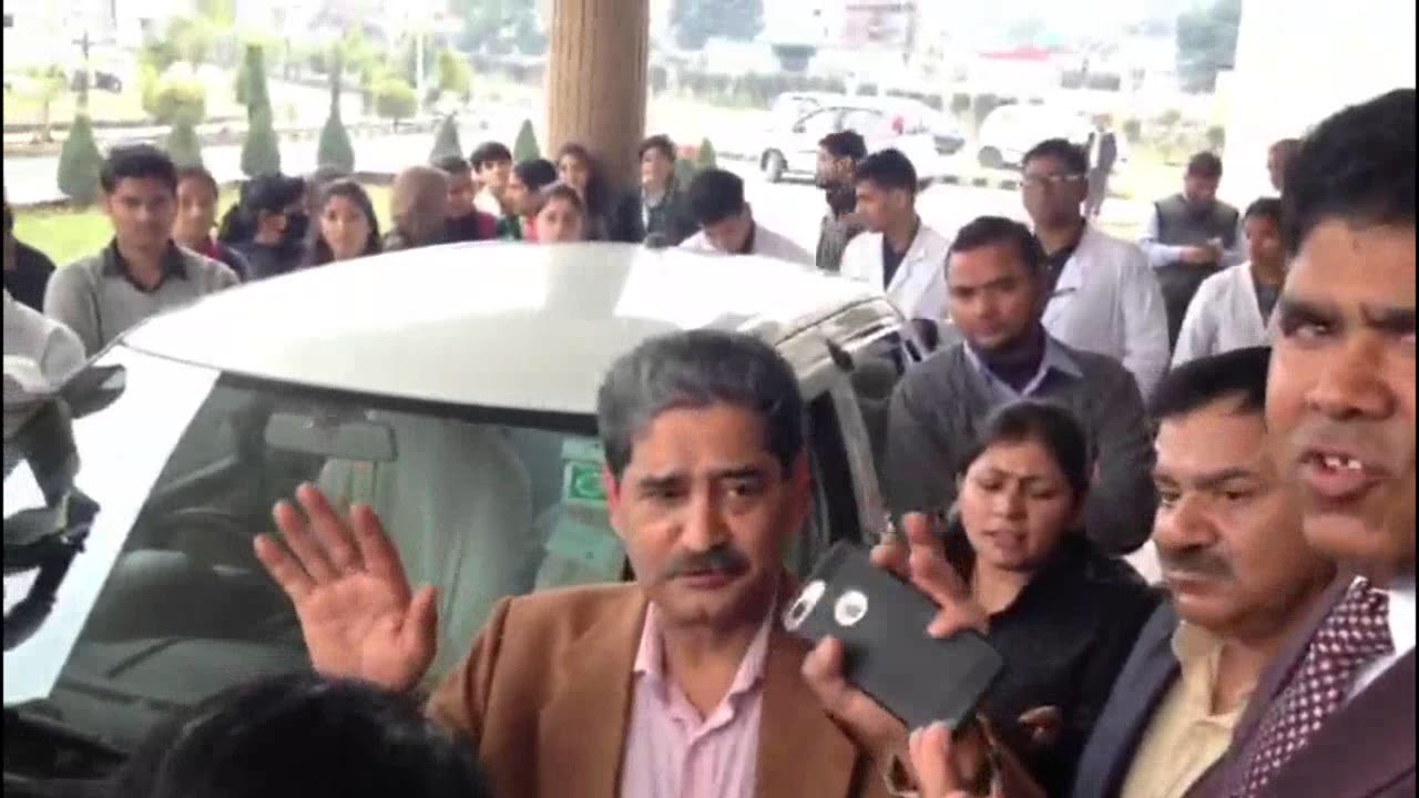 उत्तराखण्ड आयुर्वेद विवि में हंगामा, छात्रों ने कुलपति को घेरा II Dehradun Video