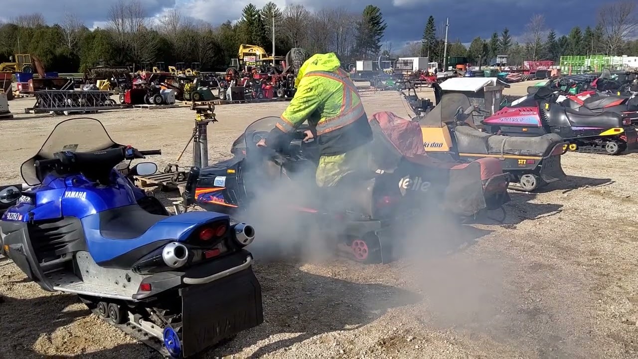 1995 Yamaha V-Max 600 Snowmobile