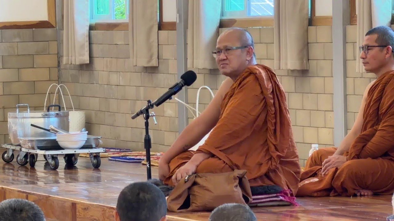 23กพ69  หลวงตาและคณะสงฆ์จากพุทธอุทยานทีพักสงฆ์วัดป่าบ่อน้ำพระอินทร์ ออกบิณฑบาตที่ตลาดชายแดนช่องเม็ก