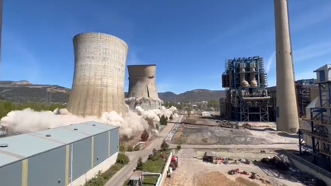 Así fue la demolición de las torres de refrigeración de la central térmica de La Robla (León)