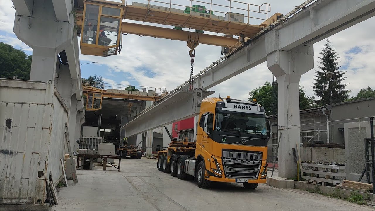 Nakládka betonových nosníků - nadměrný náklad & jeřáb/heavy transport & crane/Schwertransport & Kran