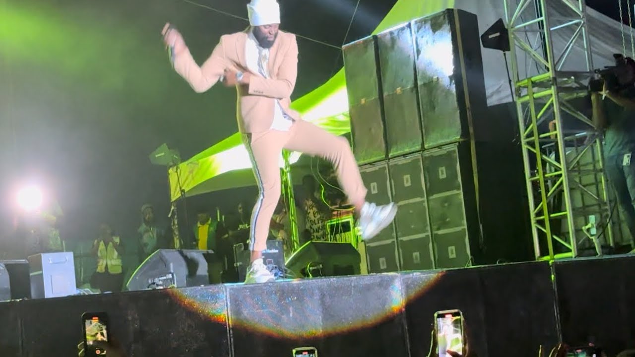 Bugle Run Out N Almost Drop Off Sting Stage But Mash Up Di Place, Live Performance