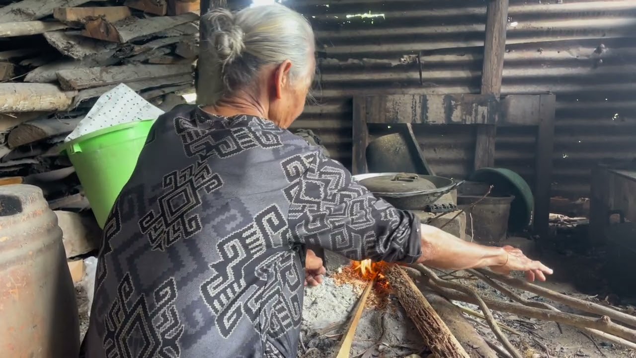 Mbok Ngatemi masak ayam kampung neng dapur ndesoku