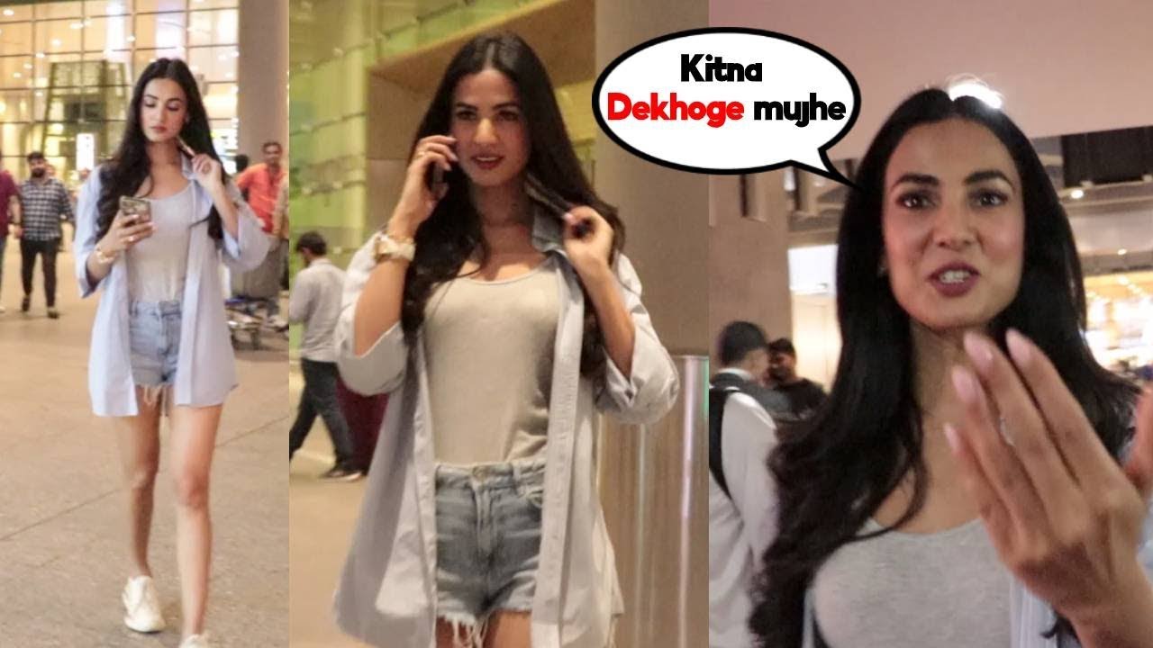 BEAUTIFUL Sonal Chauhan Greeted Media with CUTE SMILE AT AIRPORT