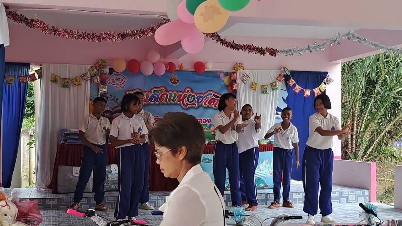 การแสดงวันเด็กแห่งชาติ โรงเรียนบ้านชายคลอง ระดับชั้นประถมศึกษาปีที่ 6