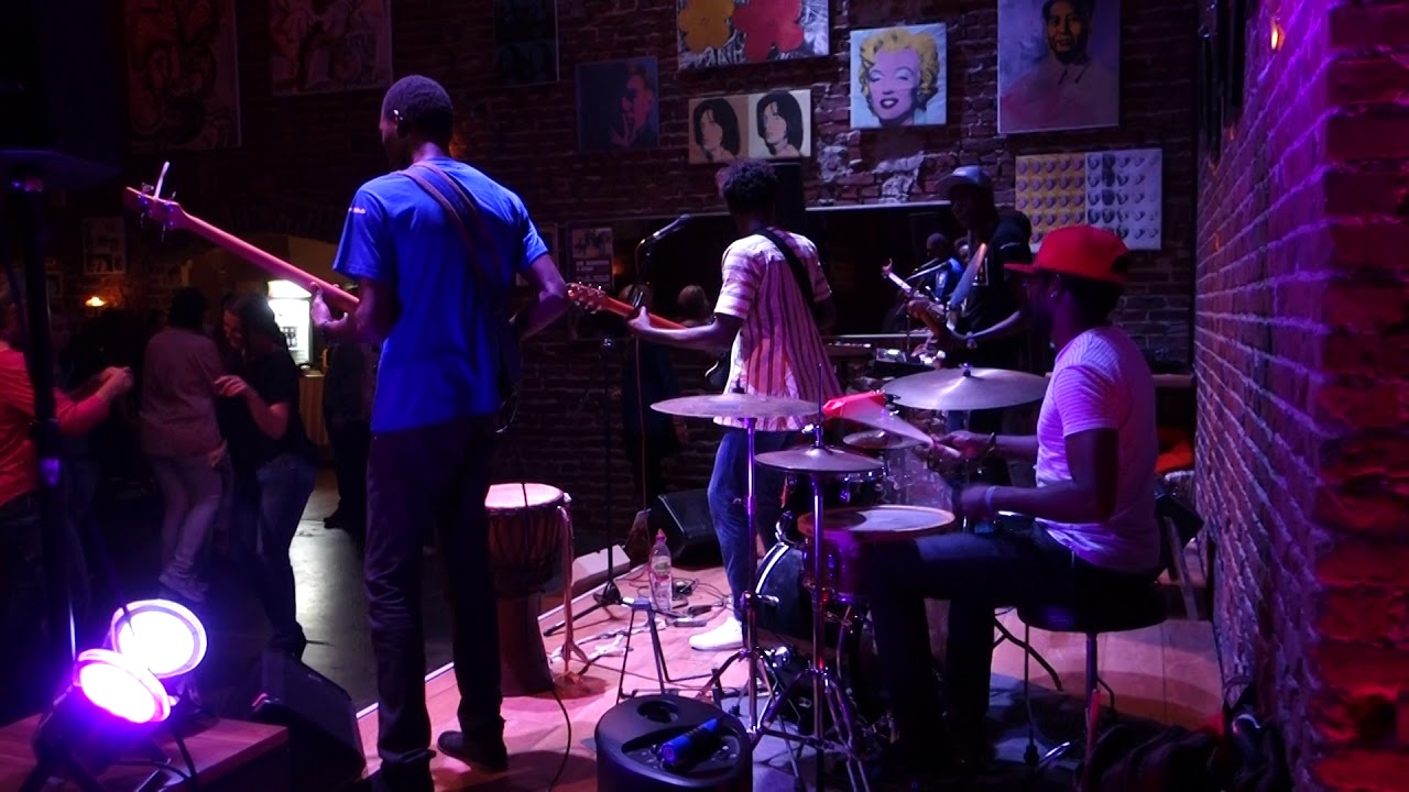 Eze Wendtoin und Band