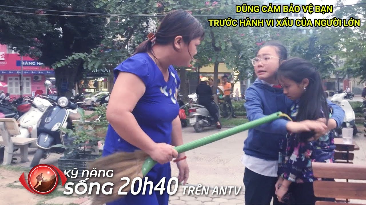 Bé gái khóc nức nở bảo vệ bạn trước trận 'mưa roi' của chủ quán | Kỹ năng sống [số 96] | ANTV