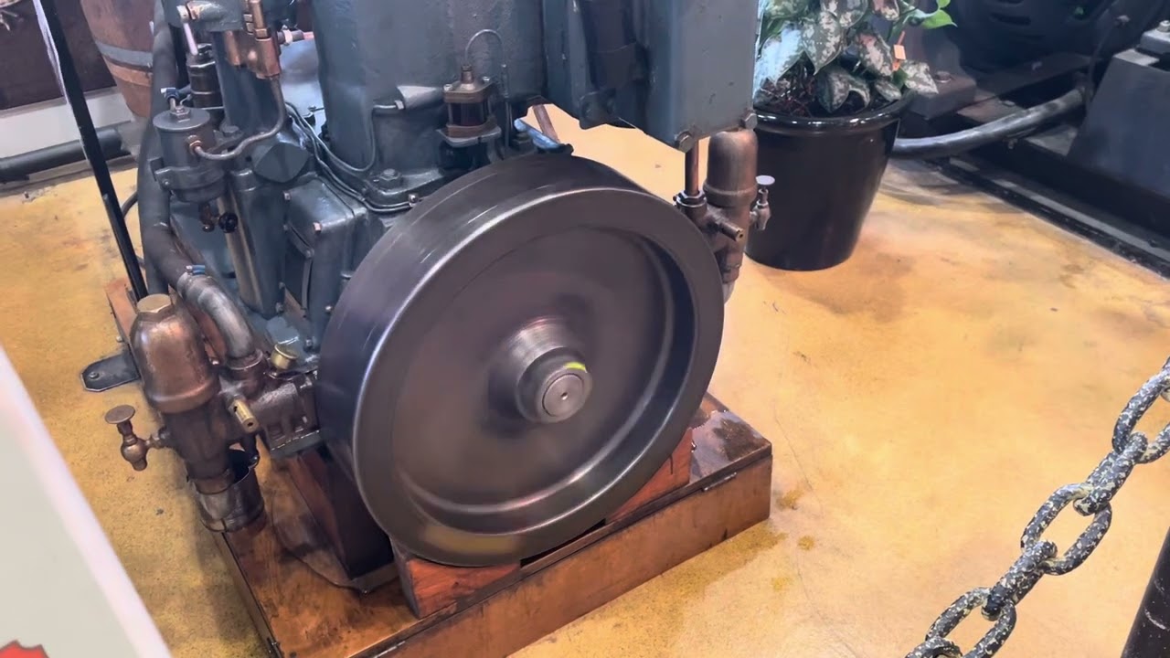 Motor igång. Tändkulemotor Bolinders W7 S6. Introducerades 1942. Munktellmuseet, Eskilstuna